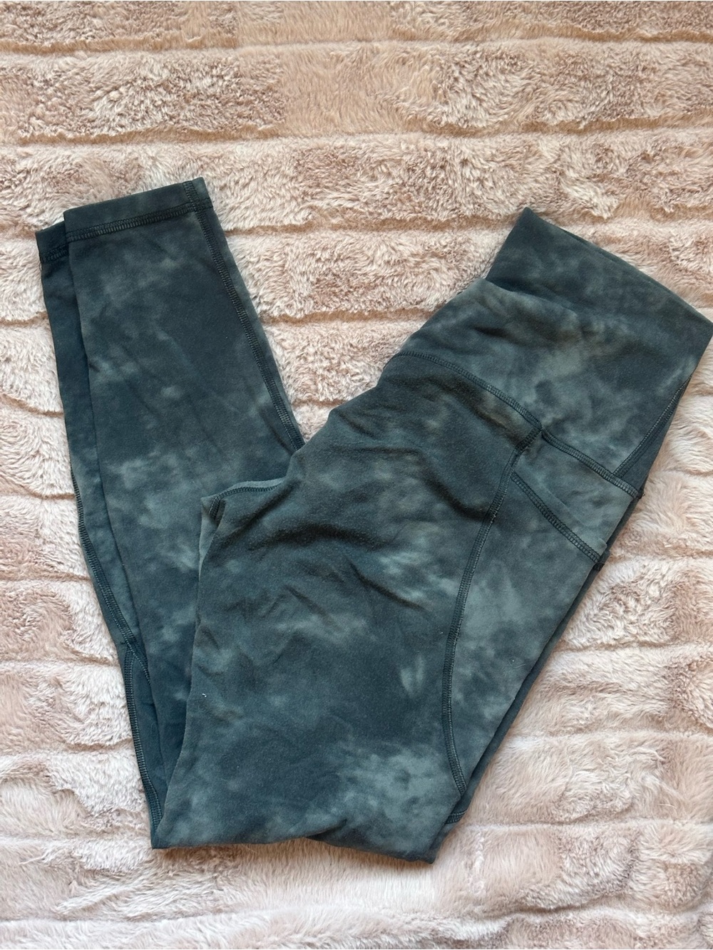 High-Rise Tie-Dye Leggings in Charcoal